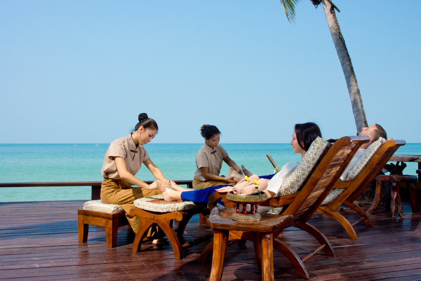 Beach massage. Тайланд курорты для отдыха фото. Деревянный стол массаж пляж. Лечение и отдых в Тайланде. Beach massage Thailand.